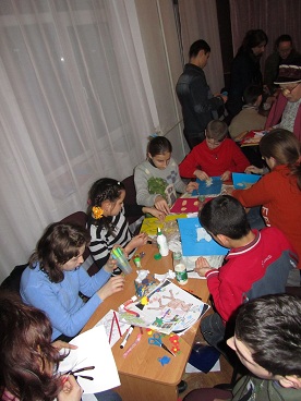 діти у майстер-класі арт-кольорування